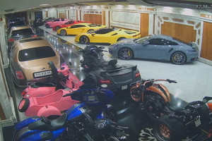 Hoàng Kim Khánh tung ảnh chứng minh dàn siêu xe 500 tỷ vẫn 'nằm yên' trong gara giữa tin đồn chuyển xe ra nước ngoài, dân mạng tinh ý phát hiện điều bất thường