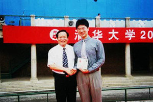 Thần đồng tốt nghiệp trường 'Harvard châu Á' bị đuổi khỏi Viện Hàn lâm Khoa học quốc gia, phải đi làm bốc vác ở công trường