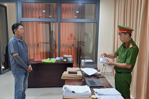 Khởi tố, cấm đi khỏi nơi cư trú với Giám đốc sinh năm 1972