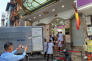 Nóng: Công an vừa kết thúc làm việc tại Mailisa Hà Nội, hàng trăm thùng hồ sơ được mang đi