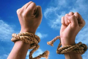 Cổ phiếu liên quan đến sàn tiền số 10.000 tỷ đồng thoát diện đình chỉ giao dịch, còn nhiều 'mập mờ' trong hoạt động của ban lãnh đạo