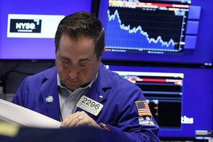 Phố Wall chao đảo tối 14/11: Dow Jones bốc hơi hơn 300 điểm, vàng lao dốc khi Fed phát tín hiệu cứng rắn