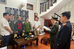 Bắt cán bộ công chức sinh năm 1969