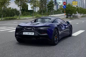 Siêu xe mui trần Artura lăn bánh trên phố TP.HCM, màu sắc độc lạ, biển đẹp long lanh hút mọi ánh nhìn