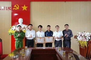 Nam sinh lớp 11 cùng hai thanh niên được khen thưởng vì cứu người đuối nước