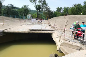 Cây cầu hơn 30 năm tuổi sụt lún sau lũ, từng xảy ra nhiều vụ người và phương tiện bị cuốn trôi