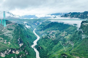 Cầu cao nhất thế giới: Độ cao sánh ngang tháp chọc trời, bắc qua vực sâu 600m là ‘vết nứt của Trái đất’