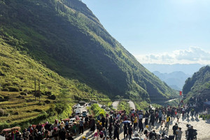 Con dốc hiểm trở cách Hà Nội 400km bất ngờ tắc cứng, biển người xếp hàng, đông như 'vỡ trận'