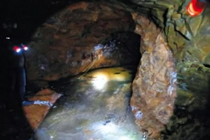 Phát hiện 'con suối chứa đầy vàng', chuyên gia cho nổ mìn phá núi, tìm thấy kho báu 4.500 tỷ bị chôn vùi suốt 400 năm