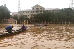 Huế chuẩn bị 'đón' thêm đợt mưa lũ, cảnh báo sóng biển cao 4m
