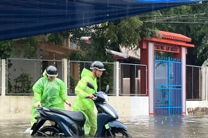 Mưa lớn kéo dài gây ngập sâu, Khánh Hòa cảnh báo