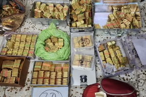 Tịch thu 4 tỷ đồng tiền mặt chất thành đống, gần 90 cân vàng thỏi tại căn hộ của hai cha con M.