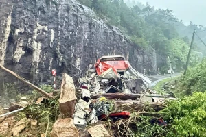 Hiện trường thảm khốc vụ sạt lở vùi xe khách khiến 6 người chết, 19 người bị thương trên đèo Khánh Lê