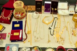 Đột kích nhà riêng của một Phó Giám đốc, tịch thu 26 cây vàng, 6 bất động sản và hơn 5 tỷ tiền tiết kiệm