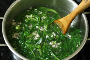 Đặc sản xanh được tôn là 'rau Hoàng đế', 'vua của các loại rau': Bán đầy chợ Việt, giá bình dân nhưng hay bị ngó lơ, mùa đông rất nên ăn