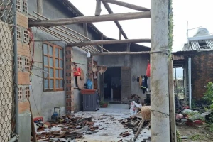 Lốc xoáy quét qua làm tốc mái 11 nhà dân tại Gia Lai