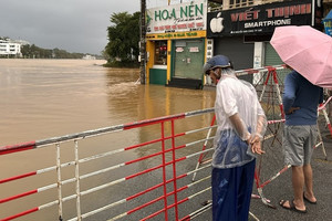Huế mưa lớn suốt 2 ngày, lũ trên sông dâng cao, cảnh báo nguy cơ ngập