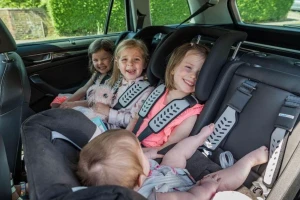 Cục CSGT: Người dân có thể sử dụng đai trẻ em, ghế trẻ em hoặc đệm trẻ em trên ô tô