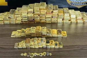 Tịch thu hơn 2.700 cây vàng trị giá 300 tỷ đồng trong xe ô tô, bắt khẩn cấp một người nổi tiếng