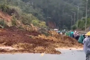 Quốc lộ 24 qua Măng Đen xuất hiện nhiều vết nứt và sạt lở