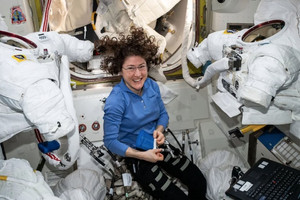 Phi hành gia vũ trụ đi vệ sinh thế nào trong chiếc toilet 23 triệu USD thiết kế đặc biệt bởi NASA?