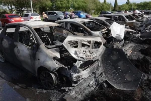 Ống xả nóng chạm cỏ khô, bãi đỗ xe bùng cháy dữ dội: 28 ôtô cháy trụi chỉ còn trơ khung sau vài phút