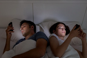 Nghiên cứu: Sử dụng điện thoại mỗi tối không ảnh hưởng đến giấc ngủ của bạn