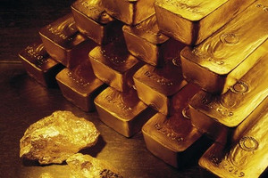 Bắt giữ doanh nhân giấu hơn 7 cây vàng, trị giá 1 tỷ đồng trong áo vest