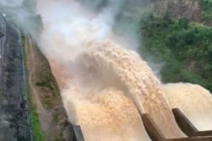 Hàng loạt thuỷ điện xả tràn, hạ du Đắk Lắk nguy cấp