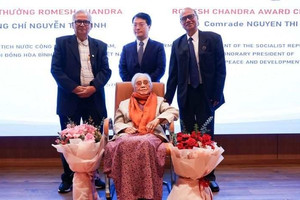Nguyên Phó Chủ tịch nước Nguyễn Thị Bình nhận Giải thưởng Hòa bình