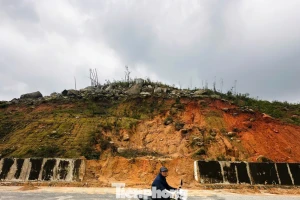 Đường ven biển nghìn tỷ tê liệt nhiều ngày vì sạt lở