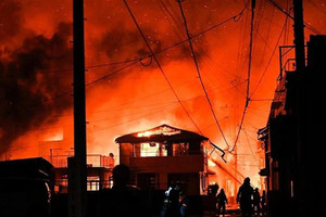 Hỏa hoạn kinh hoàng thiêu rụi khu vực gần 50.000m2, 170 ngôi nhà bị phá hủy: Huy động trực thăng cứu hộ xuyên đêm để dập lửa