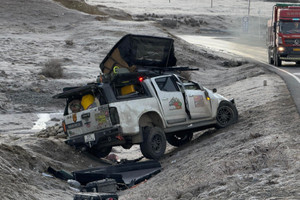 Gia đình Việt gặp tai nạn xe lật 1 vòng giữa đèo G318 Trung Quốc: Xe bị biến dạng nghiêm trọng nhưng may mắn em bé vẫn ngủ ngon trong ghế an toàn