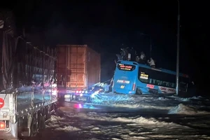 Giải cứu 33 người trên xe khách bị lũ cuốn trên Quốc lộ 1 qua Khánh Hòa