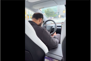 Hành khách sốc vì tài xế an toàn Tesla ngủ gật 3 lần trên robotaxi, hệ thống phải 'bíp' đánh thức