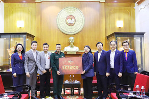 NSND Tự Long đại diện ủng hộ hơn 5,3 tỷ đồng hỗ trợ đồng bào chịu thiệt hại do mưa lũ