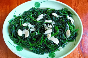 Loại rau từng bị xem cỏ dại, trước chỉ hái cho lợn ăn nay bán 70.000 đồng/kg, thành đặc sản được săn đón