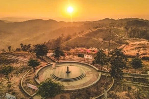 Tỉnh miền Trung của Việt Nam có nơi 'một con gà gáy, ba nước cùng nghe', có đỉnh núi cao được mệnh danh là 'nóc nhà' của Tây Nguyên