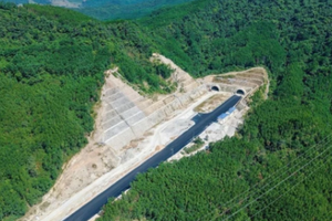 Sắp hoàn thành hầm đường bộ dài nhất tuyến cao tốc Bắc - Nam phía Đông do liên danh Đèo Cả thực hiện