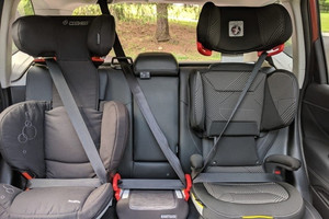 Nhà có 3 con, xe nhỏ thì làm sao lắp đủ ghế trẻ em?