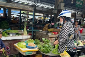 Bão lũ cắt đứt nguồn cung, giá rau xanh TPHCM leo thang từng ngày