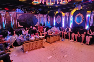 Đột kích 3 quán karaoke tại Hà Nội, bắt khẩn 85 người, tịch thu 3 khẩu súng, 25 viên đạn cùng 3 ô tô