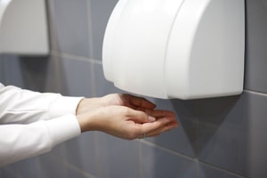 Chuyên gia cảnh báo nguy cơ từ máy sấy tay trong nhà vệ sinh