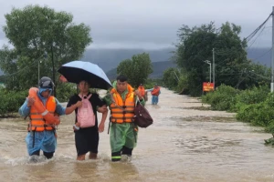 Khánh Hòa ngập sâu, 3.000 người được cứu; Đắk Lắk huy động hàng ngàn công an hỗ trợ dân trong lũ lịch sử