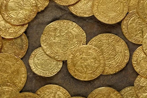 Đang dọn cỏ trong vườn, vợ chồng ông D. đào được kho báu chứa đầy tiền vàng, trị giá hơn 16 tỷ