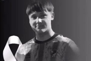 Một thủ môn 18 tuổi qua đời