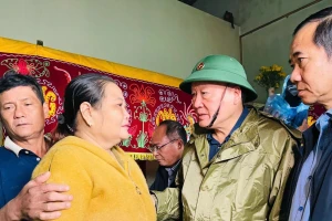 Phó Thủ tướng vào tâm lũ Đắk Lắk, yêu cầu triển khai ngay cứu trợ khẩn cấp