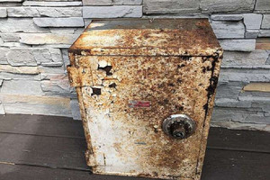 Phát hiện hàng chục nhẫn vàng, trang sức kim cương và 430 triệu tiền mặt trong vườn nhà một người đàn ông