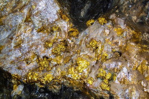 Phong tỏa mỏ vàng 995 tấn, nằm sâu trong một dãy núi dài hơn 7.200km