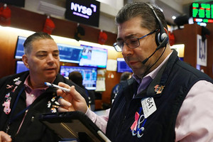 Phố Wall bật mạnh, Dow Jones tăng 500 điểm sau tín hiệu từ Fed